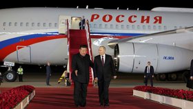 Vladimir Putin na letišti v KLDR s Kim Čong-unem (19. 6. 2024).