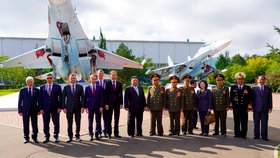 Kim Čong-un navštívil v ruském Komsomolsku na Amuru závod na výrobu stíhaček (15.9.2023).
