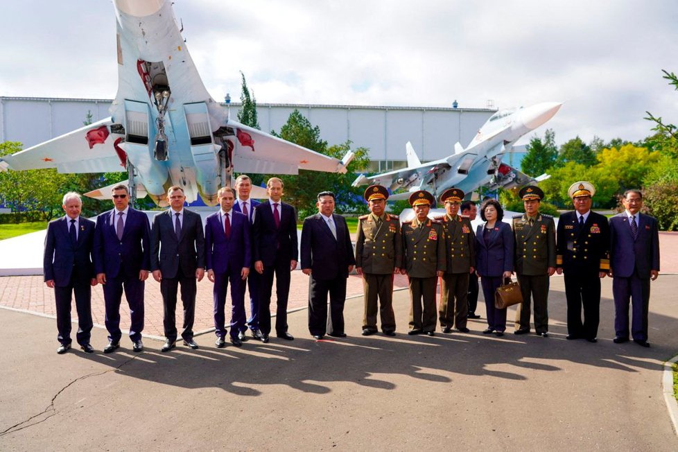 Kim Čong-un navštívil v ruském Komsomolsku na Amuru závod na výrobu stíhaček (15.9.2023)