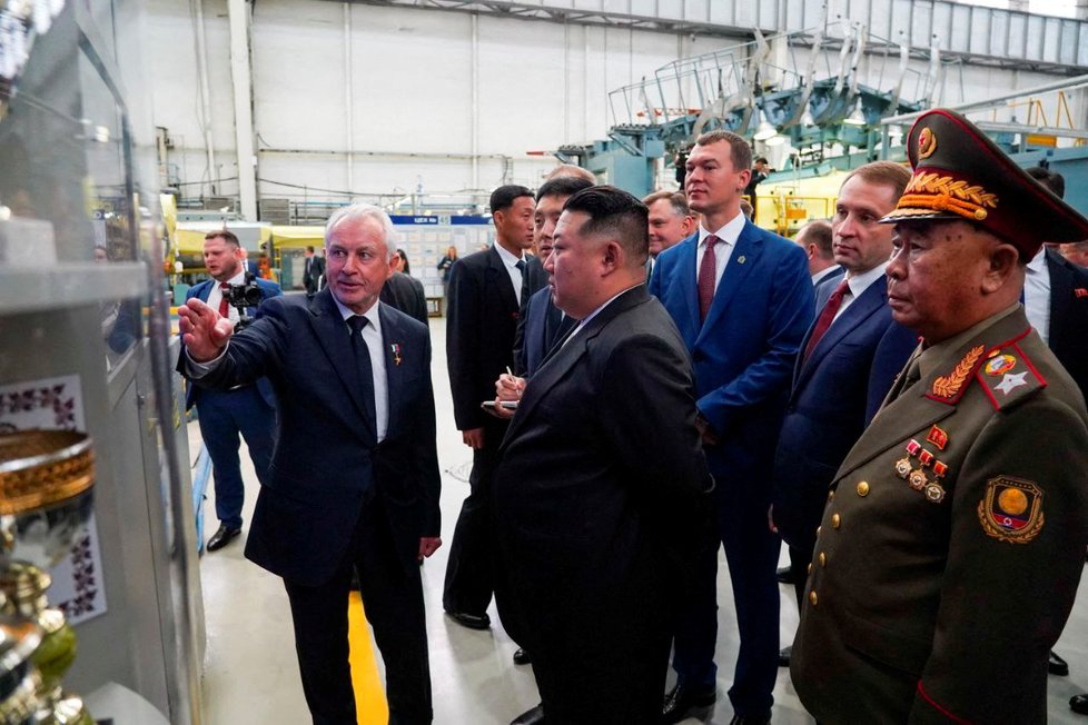 Kim Čong-un navštívil v ruském Komsomolsku na Amuru závod na výrobu stíhaček (15.9.2023)