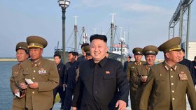 Kim Čong-un a jeho tým generálů s bločky.