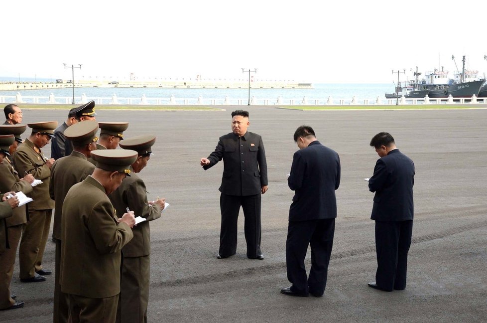 Kim Čong-un rád kontroloju své lidi, jak pracují. A ještě raději jim radí, jak se mají zlepšit.