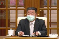 Diktátor Kim poprvé s rouškou. KLDR přiznala úder covidu a zavedla plošný lockdown