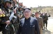 Severokorejský diktátor Kim Čong-un se svými vojáky