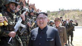Severokorejský diktátor Kim Čong-un se svými vojáky
