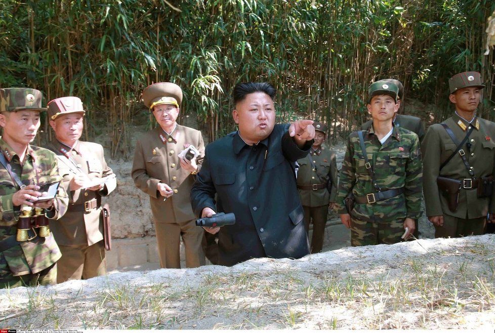 Severokorejský vůdce Kim Čong-un mezi svými generály