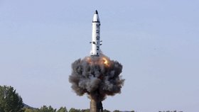 Severní Korea pod vedením diktátora Kim Čong-una hrozí světu dalšími raketovými a jadernými testy.