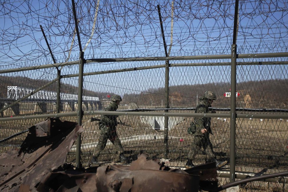 Jihokorejští vojáci hlídají hranici s KLDR