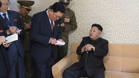 Kim tradičně radí svým generálům a státníkům, kteří si vše zapisují do bločků.