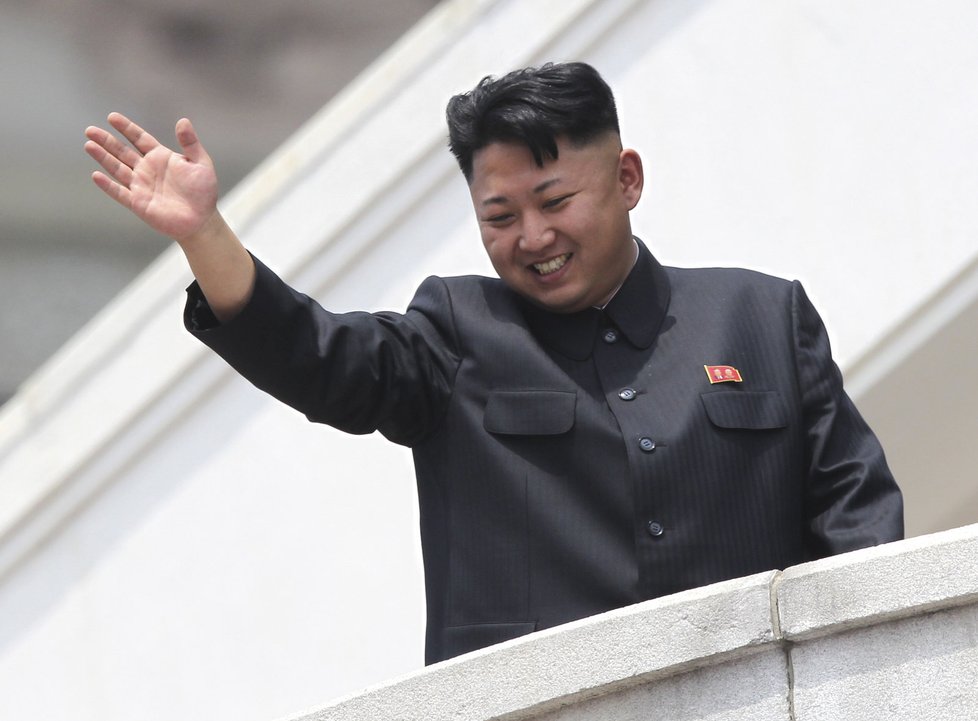 Kim Čong-un se objevil na veřejnosti a belhal o holi!