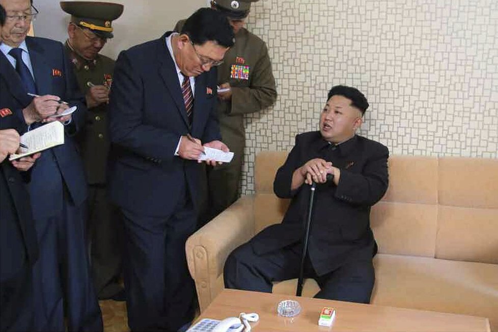 Kim tradičně radí svým generálům a státníkům, kteří si vše zapisují do bločků.