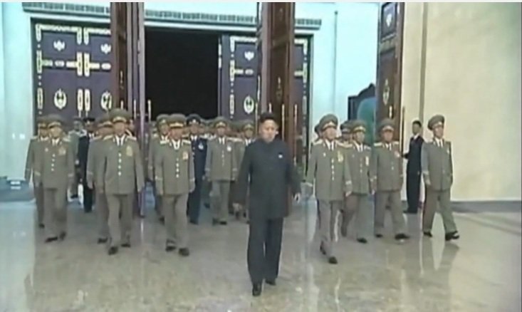 Záběry kulhajícího Kima odvysílala severokorejská státní televize.