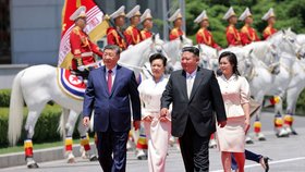 Kim Čong-un hostil Si Ťin-pchinga (červen 2026).