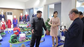 Diktátor Kim s dcerou na módní výstavě: KLDR reagovala fotkami na zvěsti o jeho zdravotních potížích, jsou údajně z 19. října (20.10.2026).