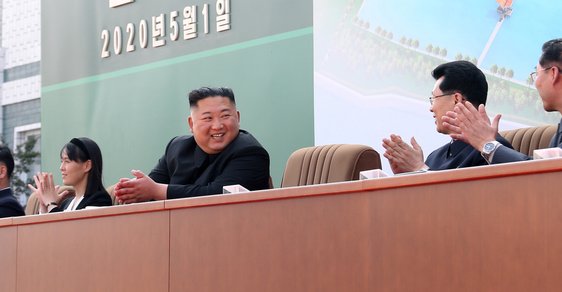 Kim Čong-un přeci jen není v kómatu. Vůdce KLDR se po třech týdnech objevil na veřejnosti