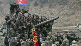 Kim Čong-un přišel na vojenské cvičení a projel se v novém modelu tanku.