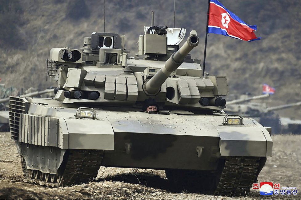 Kim Čong-un přišel na vojenské cvičení a projel se v novém modelu tanku.