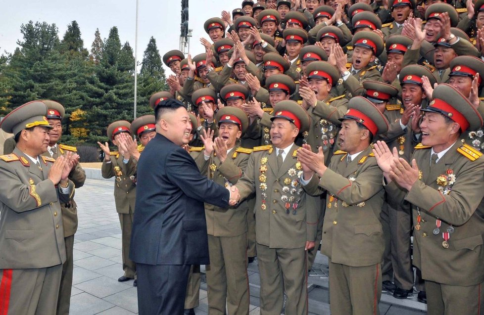 Kim Čong-un při zdravici s armádními důstojníky