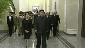 Na snímcích z oslav výročí úmrtí Kimova otce je Ri pohublá a nervózní