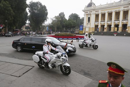 Kim po nezdařilém jednání s Trumpem urychleně opustil hotel Metropole, (28.02.2019).