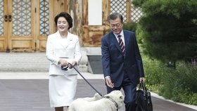 Jihokorejský prezident Mun Če-in se svou manželkou a psem před odletem do KLDR