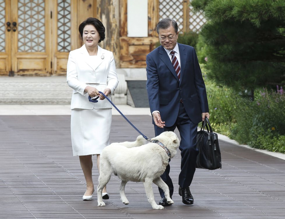 Jihokorejský prezident Mun Če-in se svou manželkou a psem před odletem do KLDR