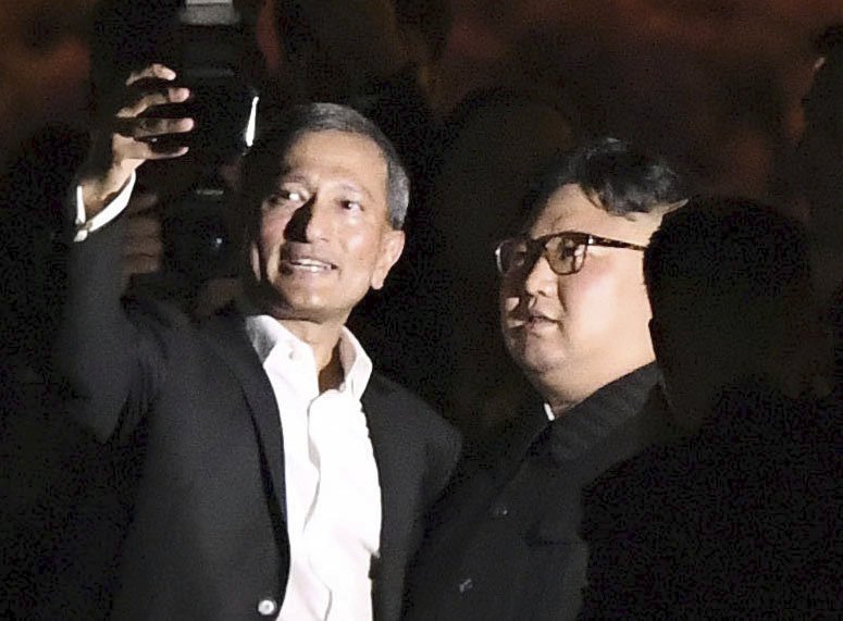 Singapurský ministr zahraničí Vivian Bakakrishnan využil příležitosti a udělal si selfie s diktátorem Kim Čong-unem