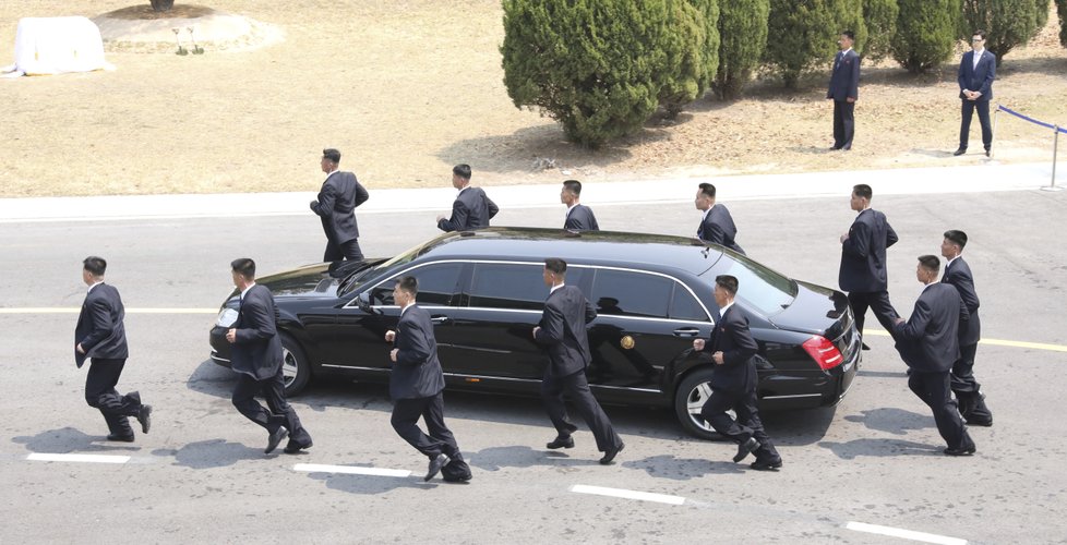 Takto si mákli během obědové pauzy Kimovi bodyguardi.