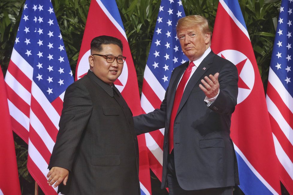 Donald Trump a Kim Čong-un přepsali historii: V Singapuru se sešli ke společnému jednání (12. 6. 2018).