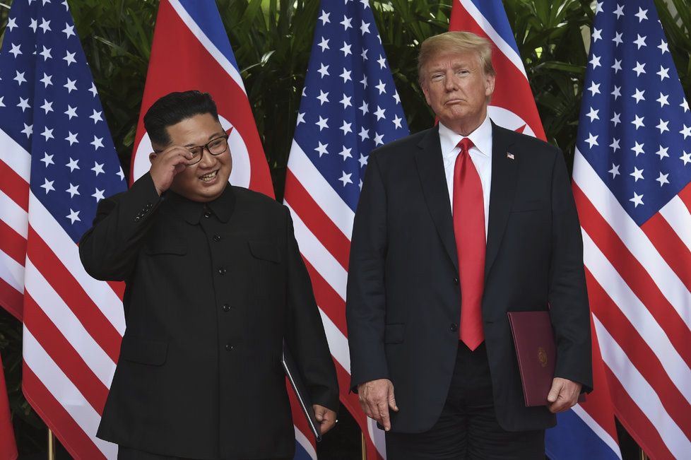 Donald Trump a Kim Čong-un se sešli v Singapuru na historickém summitu (12.6.2018).