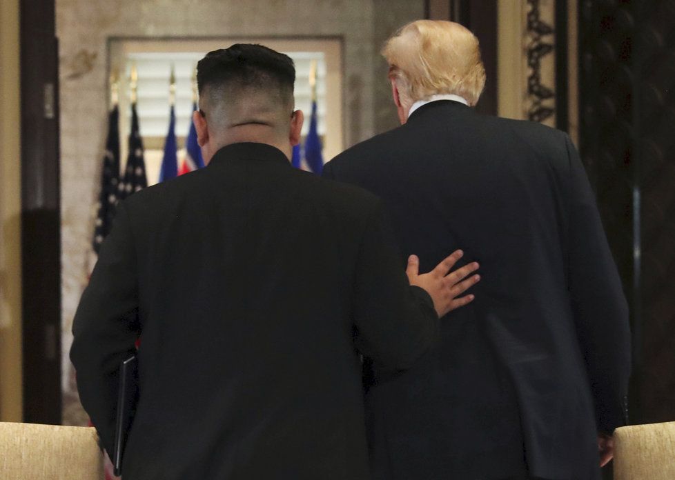 Donald Trump a Kim Čong-un se sešli v Singapuru na historickém summitu. (12. 6. 2018)