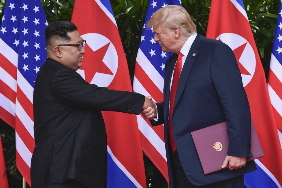 Donald Trump a Kim Čong-un se sešli v Singapuru na historickém summitu (12. 6. 2018).