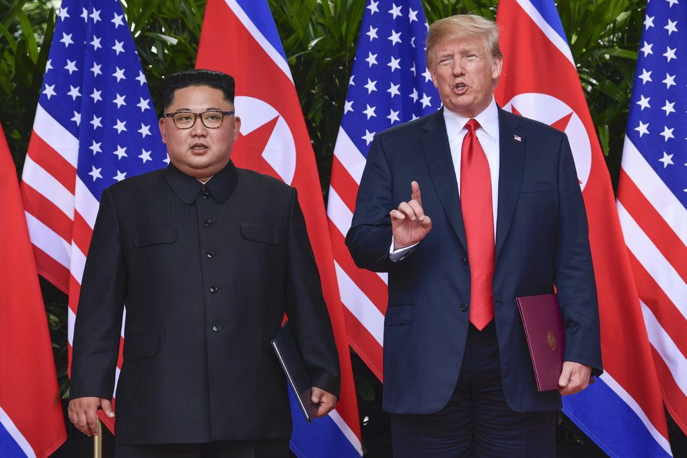 Donald Trump a Kim Čong-un se sešli v Singapuru na historickém summitu (12.6.2018).