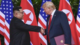 Donald Trump a Kim Čong-un se sešli v Singapuru na historickém summitu (12.6.2018).