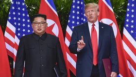 Donald Trump a Kim Čong-un se sešli v Singapuru na historickém summitu (12. 6. 2018)