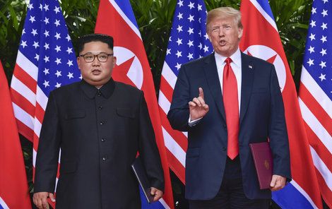 Kim i Trump setkání přežili, dál mohou děsit svět.