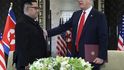 Donald Trump a Kim Čong-un se sešli už loni v Singapuru (12.6.2018) Donald Trump a Kim Čong-un se sešli už loni v Singapuru (12.6.2018)