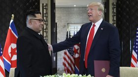 Donald Trump a Kim Čong-un se sešli v Singapuru na historickém summitu (12.6.2018)