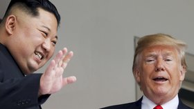 Donald Trump a Kim Čong-un se sešli v Singapuru na historickém summitu (12.6.2018)