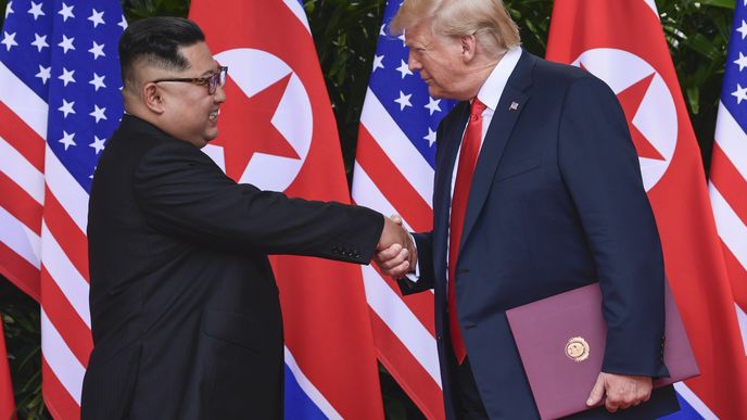 Donald Trump a Kim Čong-un se sešli v Singapuru na historickém summitu