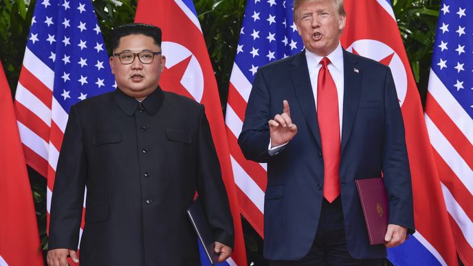 Donald Trump a Kim Čong-un se sešli v Singapuru na historickém summitu (12.6.2018)