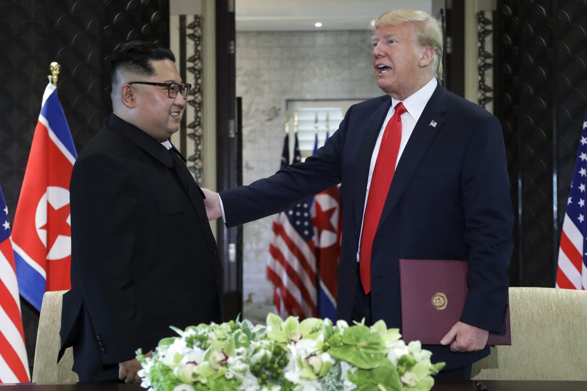 Donald Trump a Kim Čong-un se sešli v Singapuru na historickém summitu (12.6.2018)