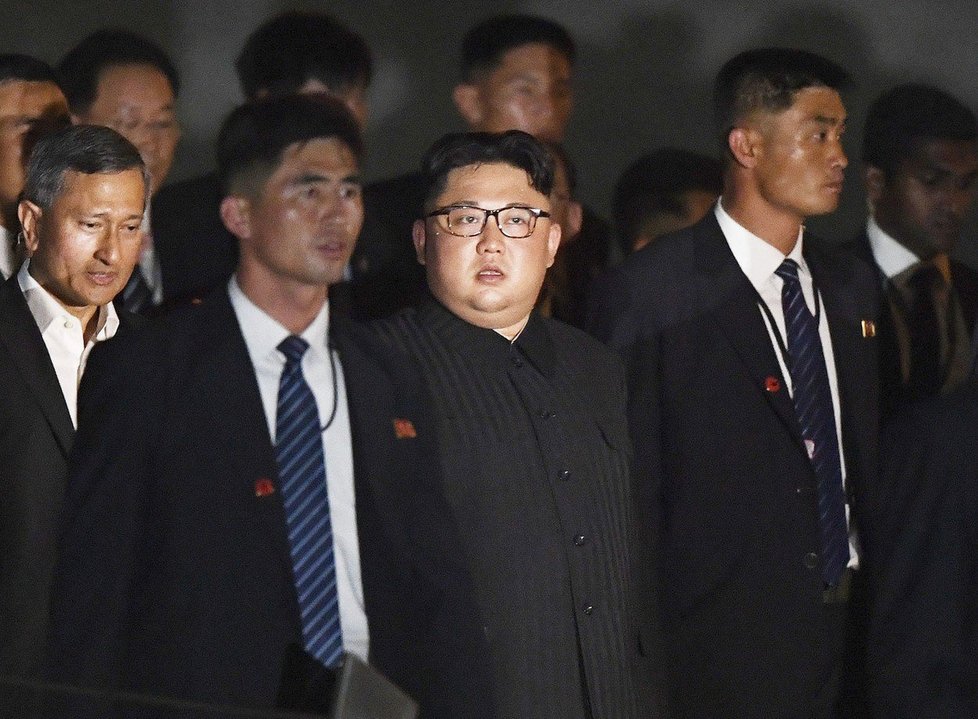 Diktátor Kim před summitem s Trumpem během procházky po Singapuru