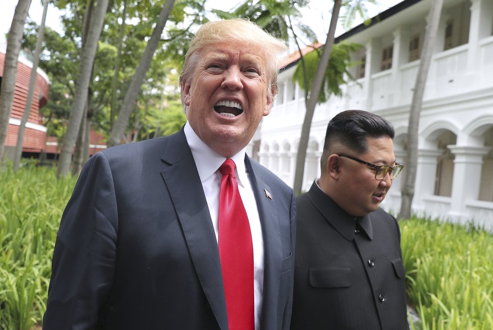 Donald Trump a Kim Čong-un se sešli v Singapuru na historickém summitu (12. 6. 2018).