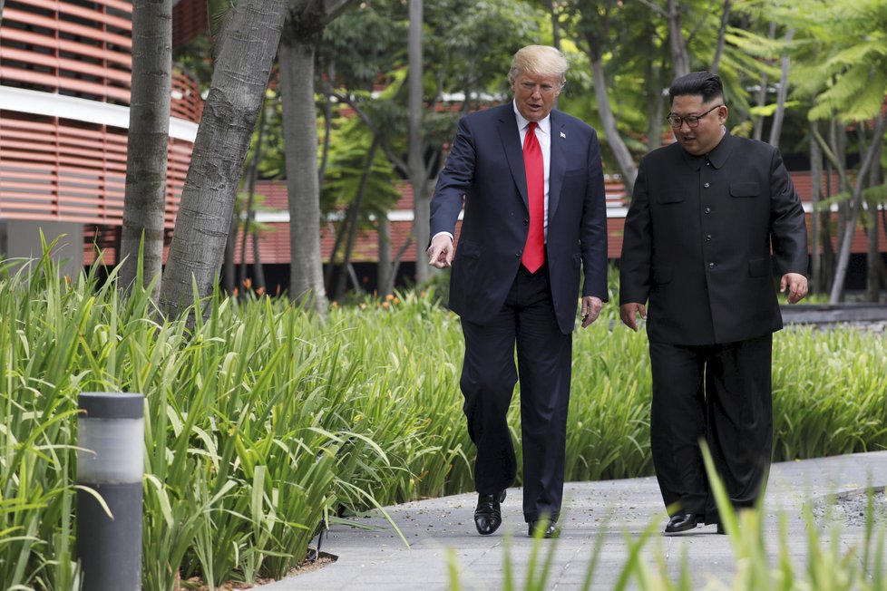 Donald Trump a Kim Čong-un se sešli v Singapuru na historickém summitu (12.6.2018).