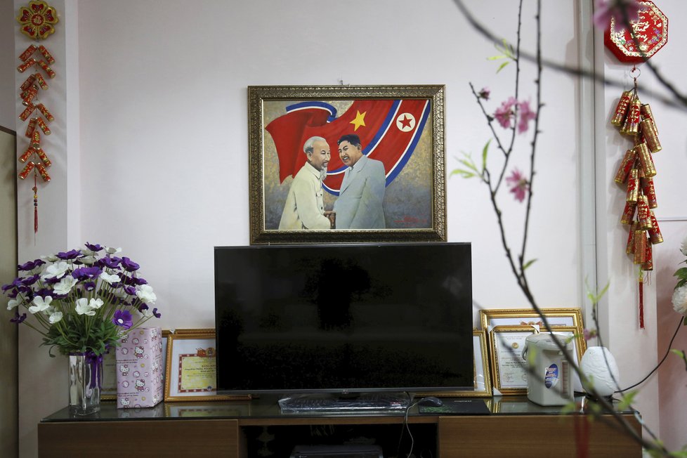 U příležitosti Kimovy historické cesty do Vietnamu vznikl obraz, na kterém je severokorejský vůdce a bývalý vietnamský prezident Ho Či Min.