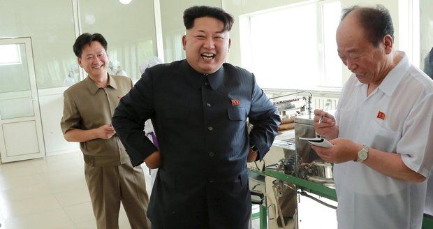 Kim Čong-un na návštěvě továrny