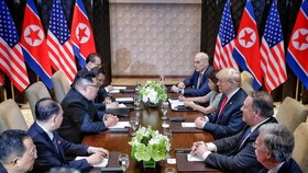 Donald Trump a Kim Čong-un se sešli v Singapuru