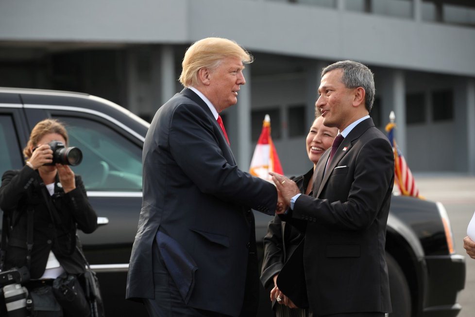 Trump podává ruku singapurskému ministrovi zahraničí Vivian Balakrishnanovi.