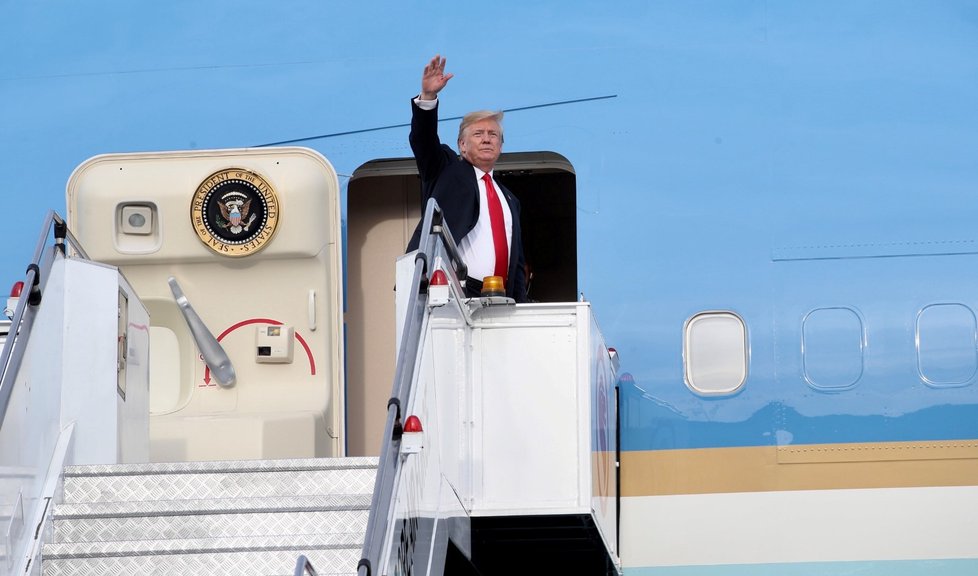 Donald Trump mává ze schodiště do letadla